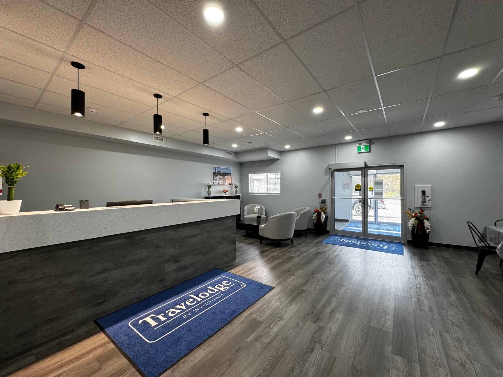 Travelodge By Wyndham Cochrane Extérieur photo