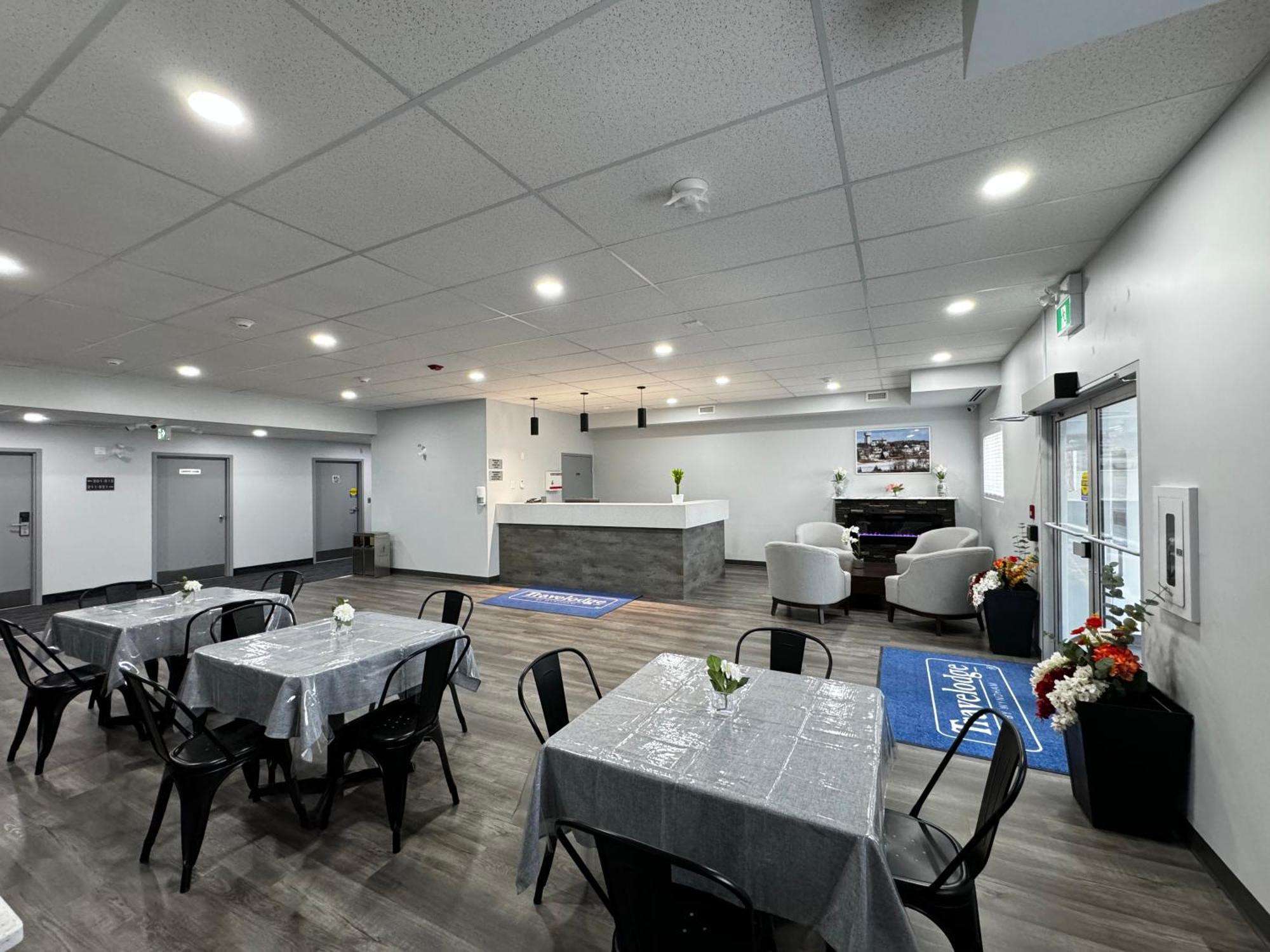 Travelodge By Wyndham Cochrane Extérieur photo