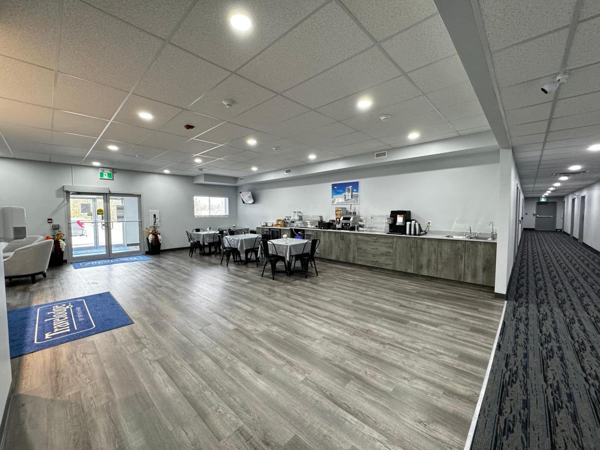 Travelodge By Wyndham Cochrane Extérieur photo