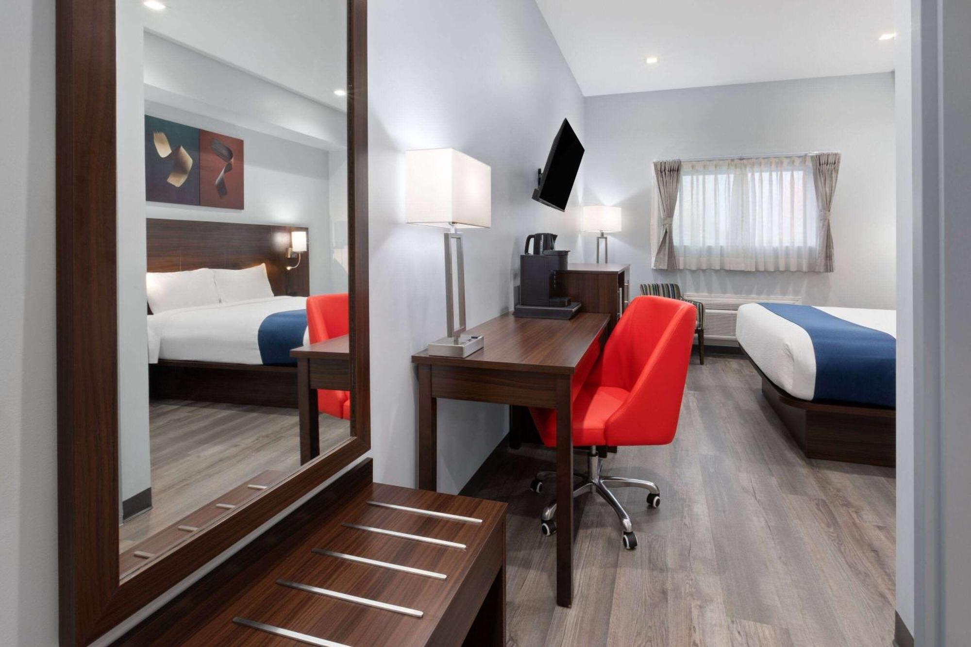 Travelodge By Wyndham Cochrane Extérieur photo