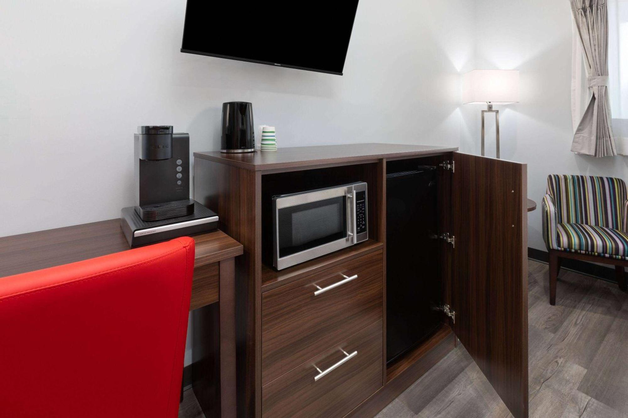 Travelodge By Wyndham Cochrane Extérieur photo