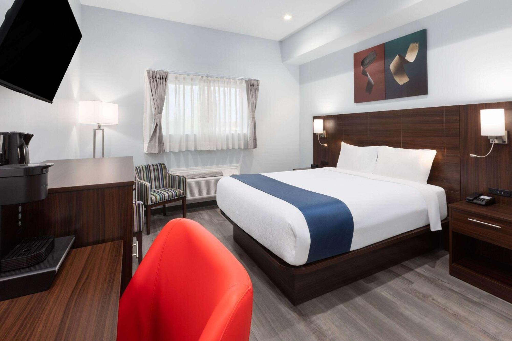 Travelodge By Wyndham Cochrane Extérieur photo