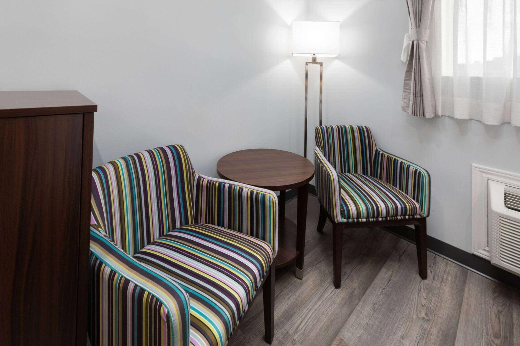 Travelodge By Wyndham Cochrane Extérieur photo