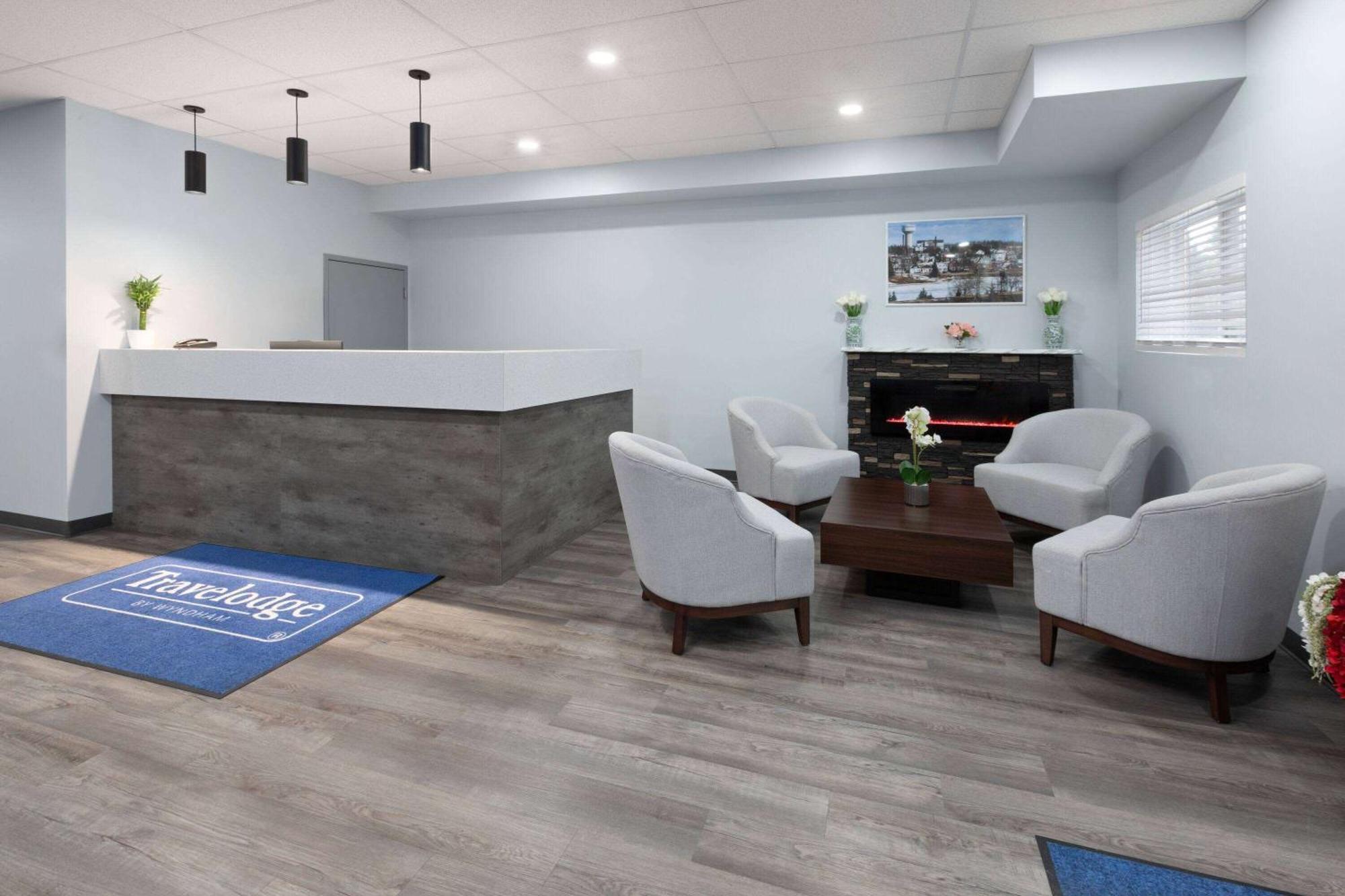 Travelodge By Wyndham Cochrane Extérieur photo