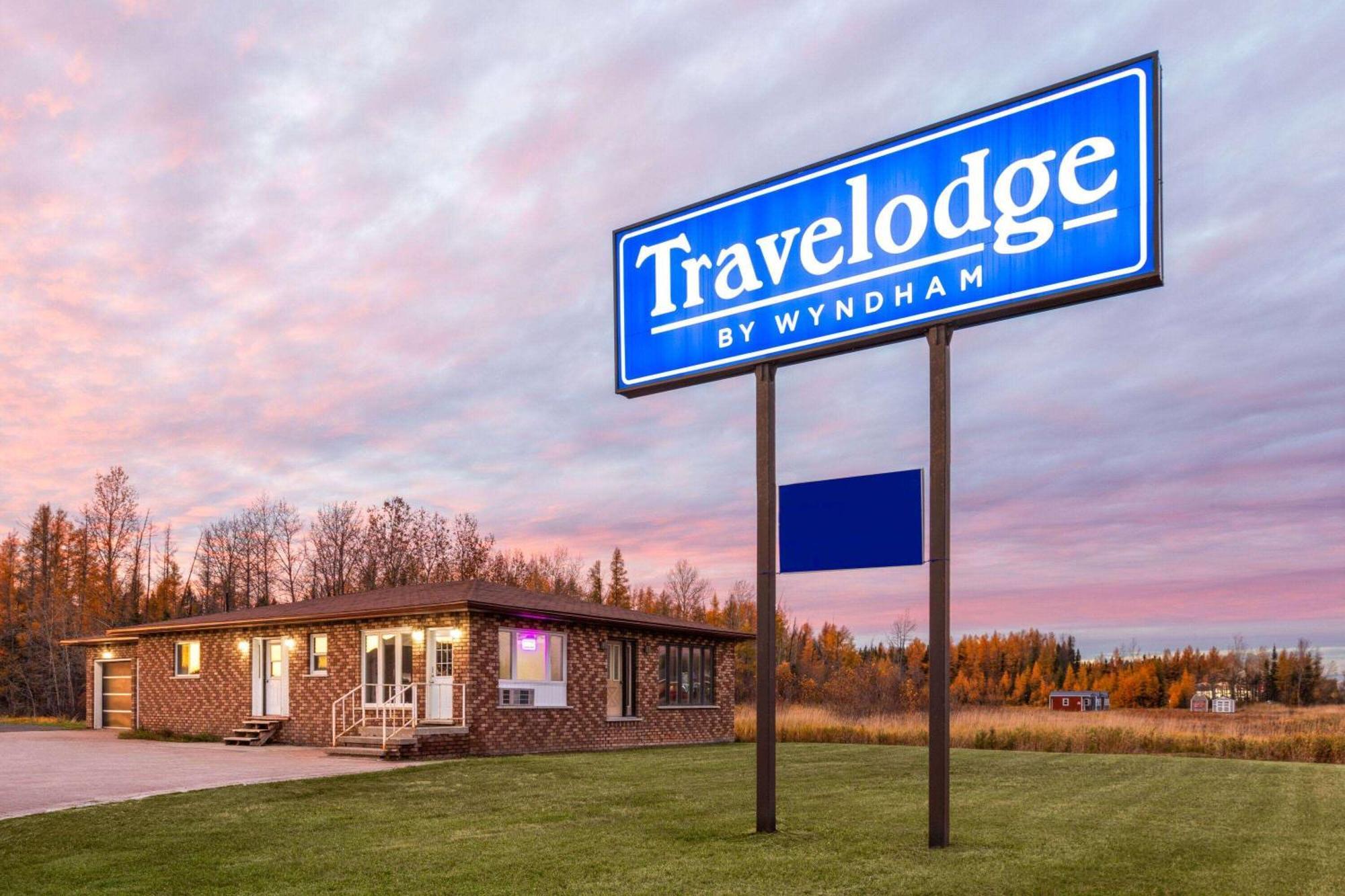 Travelodge By Wyndham Cochrane Extérieur photo