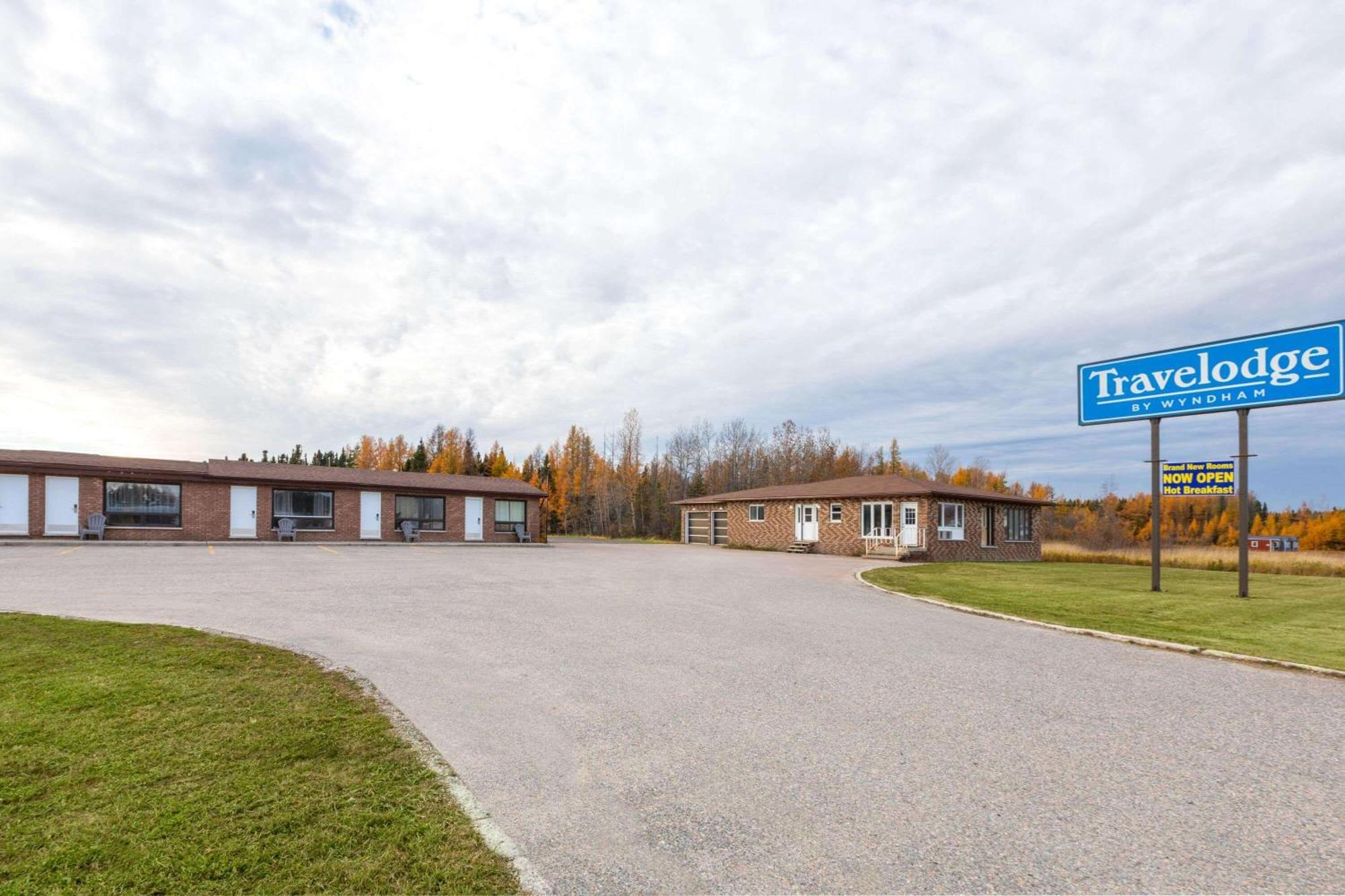 Travelodge By Wyndham Cochrane Extérieur photo